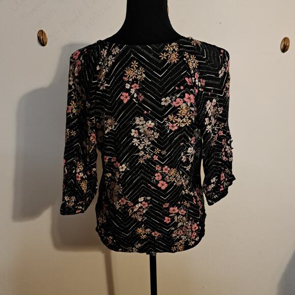 Maurices 3/4 Sleeve Tunic Size MD.. Keyhole Front Fasten.. Black Floral Print - Picture 5 of 8